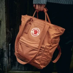 Fjallraven Sac à Dos Fjällräven Kånken Totepack Desert Brown -Fjallraven 11 square Mood FW22 DanielBlom Daypacks 6730 EXP 2025 08 01