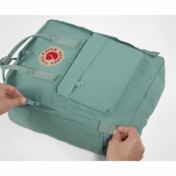 Fjallraven Sac à Dos Fjällräven Kånken Navy Long Stripes 17 Fjallraven Sac à Dos Fjällräven Kånken Navy Long Stripes -Fjallraven 7 F23510 SS19 srrd kanken fjaellraeven 21 9