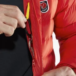 Fjallraven Veste Fjällräven Men Expedition Pack Down Hoodie True Red 17 Fjallraven Veste Fjällräven Men Expedition Pack Down Hoodie True Red -Fjallraven Expedition Pack Down Hoodie M 86121 334 F DETAIL FJR 1
