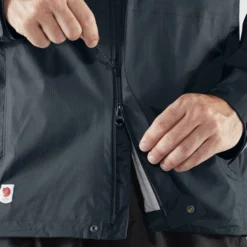 Veste Fjallraven Men High Coast Hydratic Jacket True Red 19 Veste Fjallraven Men High Coast Hydratic Jacket True Red -Fjallraven High Coast Hydratic Jacket M 87350 560 I DETAIL FJR 1