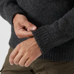 Fjallraven Pull-Over Fjällräven Men Koster Sweater M Dark Grey 12 Fjallraven Pull-Over Fjällräven Men Koster Sweater M Dark Grey -Fjallraven Koster Sweater M 90487 030 I DETAIL FJR