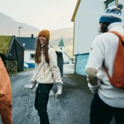 Gilet Fjallraven Women Vardag Pile Fleece Chalk White 19 Gilet Fjallraven Women Vardag Pile Fleece Chalk White -Fjallraven square Mood FW22 DanielBlom Outdoor 3745 EXP 2025 08 01