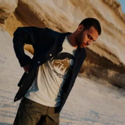 Veste Fjallraven Men Vardag Jacket Acorn 28 Veste Fjallraven Men Vardag Jacket Acorn -Fjallraven square mood ss23 silvanozeiter everydayoutdoor 4964 exp 2028 02 01